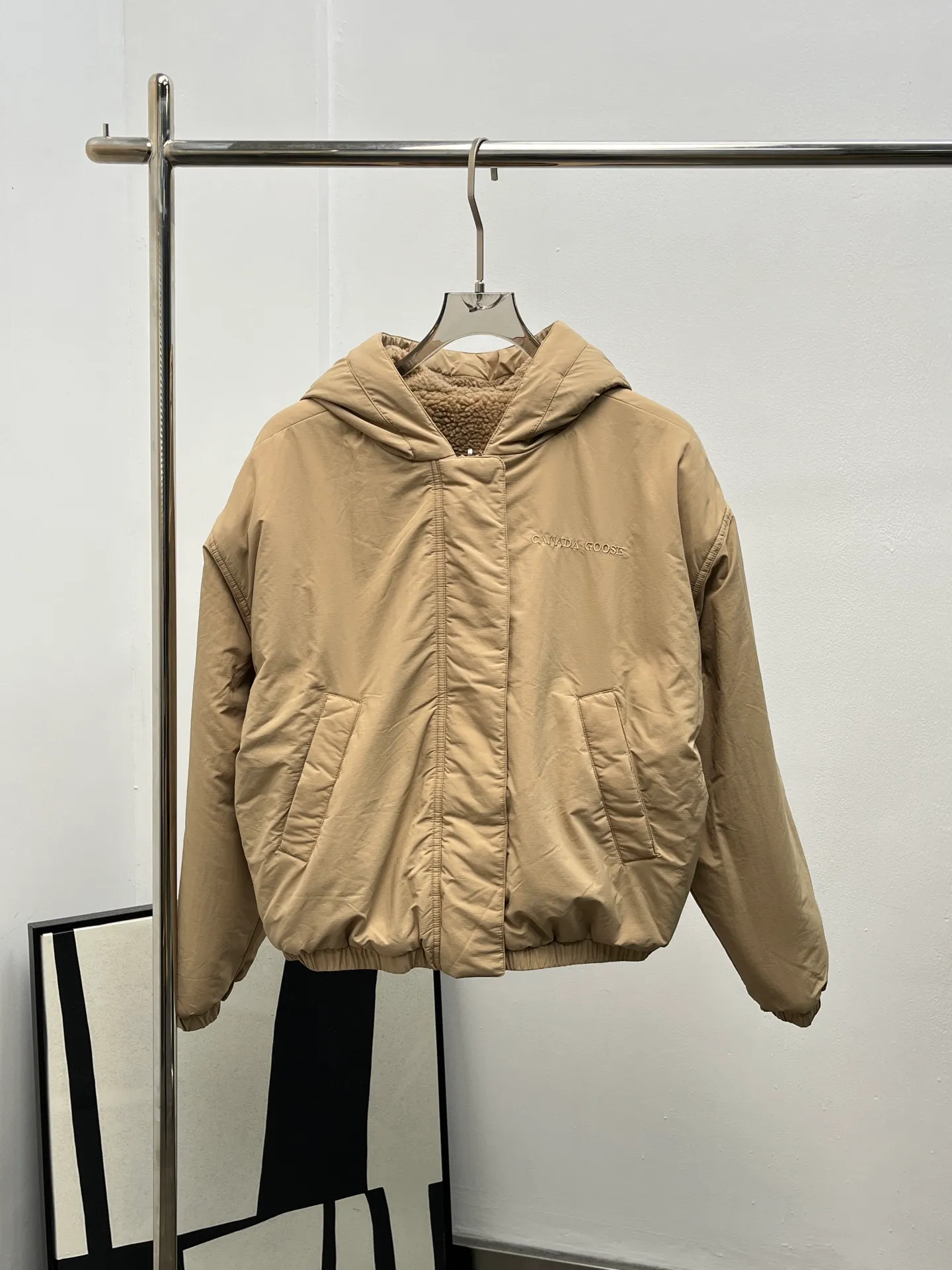 P750 Canada Goos* Reversible Hooded Teddy Jacket Customized YB Teddy lambswool ten windproof nylon material, sufficient wool, windproof and cold-proof, easy to put on and take off, hooded jacket cut, one side is windproof and waterproof nylon material, the chest is embellished with the brand's exclusive letter logo, which echoes the side sleeve badge to highlight the style, fashionable and versatile, one side is made of sherpa with obvious grain , thick and warm, with nylon edges colliding to form layers. The design highlights the brand style and adds fashionable colors. The color of the reversible style can be changed as you like, adapting to more wearing occasions and personal styles. The regular loose version is fashionable and versatile for autumn and winter. The texture is high-end. You will not regret buying a warm winter jacket. Customized surface accessories accurate version high version 3 colors SML